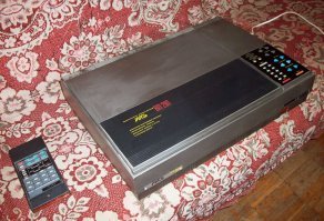 Видеопроигрыватели "Амфитон ВП-201" и "Русь ВП-201" с начала 1989 года выпускали Ярославский завод "Машприбор" и Рязанский приборный завод. Оба ВП одинаковы, разница в изготовителях и наименованиях. ВП предназначен для воспроизведения ч/б и цветной видеозаписи, а также моно и стереофонического звукового сопровождения с видеодиска на телевизор, снабжённый устройством сопряжения. Для высококачественного воспроизведения звукового сигнала имеется возможность подключения усилителя ЗЧ с АС. ВП обеспечивает воспроизведение видеодисков с постоянной угловой скоростью вращения (ПУС/CAV) длительностью программы 30 мин с каждой стороны и с постоянной линейной скоростью вращения (ПЛС/CLV) длительностью 45 мин с каждой стороны. Есть возможность вывода на экран телевизора номера считываемого кадра (части), а также поиск необходимого кадра, путём ввода номера с цифровой клавиатуры. ВП обеспечивает сканирование диска в прямом и обратном направлениях, что ускоряет процесс нахождения необходимого фрагмента записи. Помимо этого видеопроигрыватель обеспечивает: Воспроизведение информации в обратном порядке с нормальной скоростью; режим "стоп кадр". Покадровое перемещение изображения вперёд и назад. Замедленное воспроизведение вперёд и назад (с возможности регулировки скорости от нормальной до 1 кадра в 10 секунд). Ускоренное воспроизведение вперёд и назад (с возможности регулировки скорости от нормальной до девятикратной). Автостоп. Основные характеристики: Время установки режима воспроизведения 60 с. Размах полного ТВ сигнала на выходе видеопроигрывателя 1 В. Отношение сигнала яркости к невзвешенной флуктуационной помехе 41 дБ. Напряжение сигнала звукового сопровождения до 300 мВ. Диапазон частот канала звука 40...20000 Гц. КНИ канала звука 1%. Отношение шум/сигнал канала звука 61 дБ. Дальность действия ПДУ 3 м. Питание - сеть переменного тока 220 В. Потребляемая мощность 60 Вт. Длительность непрерывной работы не более 8 часов. Габариты ВП - 520х362х113 мм. Масса без упаковки 10 кг. Формат используемых дисков LaserDisc CAV(ПУС) / CLV(ПЛС)