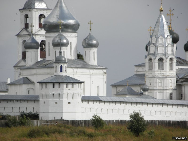 Красота наших церквей,  монастырей и кремлей, вот что радует душу, остальное-не очень. 1.Великий Новгород. Кремль. 2. Истра. Новый Иерусалим. 3. Казань. Кремль. 4-5. Переславль Залесский (там штук пять монастырей). 6. Теряево.