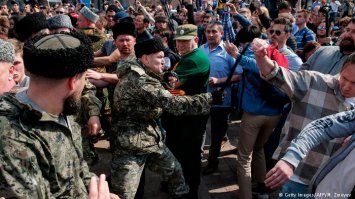 Главное вовремя нужную ленточку повесить. После этого можно за дидов любого фашиста нагайкой отходить!