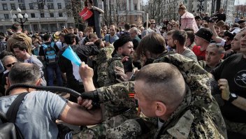 Главное вовремя нужную ленточку повесить. После этого можно за дидов любого фашиста нагайкой отходить!