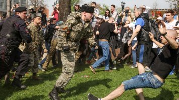 Главное вовремя нужную ленточку повесить. После этого можно за дидов любого фашиста нагайкой отходить!