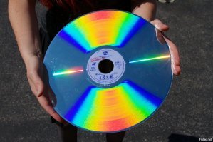 Интересно сколько единиц LDдисков в 1990 году было во всем СССР? С учетом того, что в СССР LDдиски не производили, все диски были привозными и стоили бешеных денег. 

И кто интересно такие проигрыватели покупал? Я за свою довольно насыщенную молодость в живую видел только один LDпроигрыватель дома у одного довольно высокого чиновника. Дисков у него было два - "Стена" пинков и концерт Ванессы Мэй.