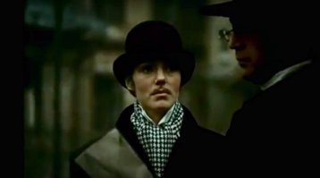 Роль женщины, переодевшейся в фильме в мужчину, есть в "Сокровищах Агры". Коротенький эпизод. Её исполнила Лариса Соловьёва, игравшая в этой картине Ирэн Адлер.