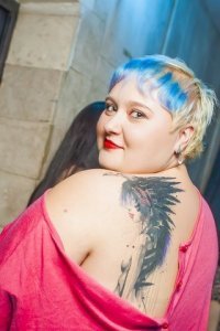 Зачем кидаться в крайности? если фитнес, то сразу "шварц в квадрате" просто стройная нормальная не вариант? Лучше вот так, зато вся накрашенная после кучи салонов?;)