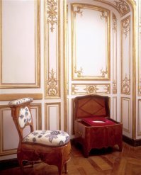 Были во дворце туалеты. Другой вопрос, что они несколько отличались от современных.