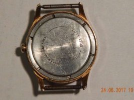 Были такие в начале 90х, говно редкостное - в сутки уходили вперед на 3 минуты. Стекло - не сапфир ни разу, сразу покрылось мелкими потертостями и т.д. 
 А вот был еще чистопольский "Восток" - вот те часы были реально крутые! Помню, как перед одноклассником похвастался, что они противоударные. Тот сказал, что проверит, снял с ремешка и со всей дури шарахнул об асфальт. Брызги стекла во все стороны, отлетело одно ушко крепления ремешка, стрелки вдавились в циферблат... Но после выправления стрелок часы пошли! Вот это было качество! Вот такие, только у меня был белый циферблат