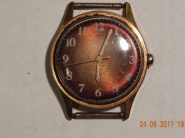 Были такие в начале 90х, говно редкостное - в сутки уходили вперед на 3 минуты. Стекло - не сапфир ни разу, сразу покрылось мелкими потертостями и т.д. 
 А вот был еще чистопольский "Восток" - вот те часы были реально крутые! Помню, как перед одноклассником похвастался, что они противоударные. Тот сказал, что проверит, снял с ремешка и со всей дури шарахнул об асфальт. Брызги стекла во все стороны, отлетело одно ушко крепления ремешка, стрелки вдавились в циферблат... Но после выправления стрелок часы пошли! Вот это было качество! Вот такие, только у меня был белый циферблат