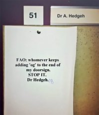 Я его не сразу правильно прочитал-а прочитал выражение знакомое каждому с детства "Хэндэ хох!"