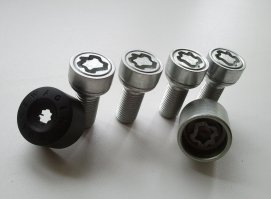 12 новеньких автомобилей остались без колес на парковке дилерского центра