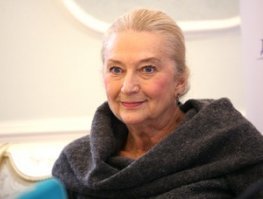А как сравнивать? Костецкий лучше в роли Флориндо, чем Кособуцкая-Флориндо? ))) Костецкий сам по себе хорош, без сравнения. Когда  услышал ее пение, такой трогательный был в своем паническом метании, конечно.   Фильм вообще замечательный. 

Погуглила сейчас. И в возрасте прекрасная женщина. Взгляд тот же, глаза с искринкой, молодые.