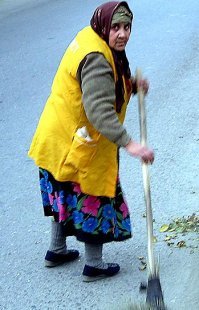 Прилетят, намусорят, а ты убирай... тьфу на них! галоши заберите!