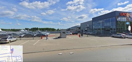 Это ещё и тротуар. Ваз приехал на сервис или из сервиса к тому же.
