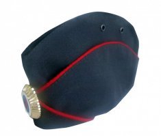 Оливковая ( такое качество съемки) другого цвета в тон нет. У полиции другой фасон