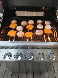 я вместо котлет бургеры фигачу
отлично получается, дети просто разрывают их