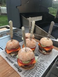 я вместо котлет бургеры фигачу
отлично получается, дети просто разрывают их