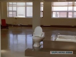 Вспомните фильм "Блуждающая пуля" ("Hollow point"), 1995 г.?
"- Зачем вам туалет посреди квартиры?
- Я живу один..."