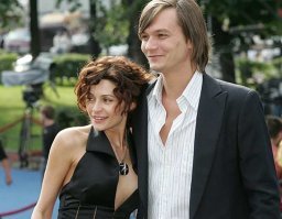 И что - никто слева не узнал актрису Оксану Фандеру, жену Филиппа Янковского? Она заняла второе место... Ей сейчас уже стукнуло 50.