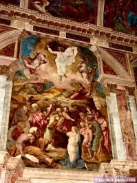 Зачет! 
"Да и все равно, вряд ли при таком скудном освещении получились бы нормальные фотографии."
Нормальное освещение. ;) Службы не было, потому снимал, никому не мешая: