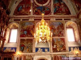 Зачет! 
"Да и все равно, вряд ли при таком скудном освещении получились бы нормальные фотографии."
Нормальное освещение. ;) Службы не было, потому снимал, никому не мешая: