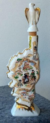 Бутылки от французского коньяка в форме острова Корсика...