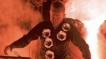 после чего из клубов пыли появляется силуэт человека