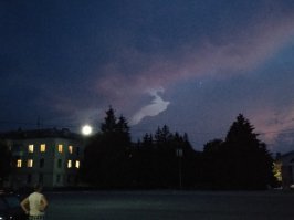 Тогда уж: "Над городом ходили драконы и годзилы"))))