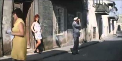 Милахи, может они боятся что их украдут, как героя Юрия Никулина?