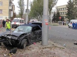 Был у нас такой же футболист(Владислав Пискун), правда людей не бил. Была у него другая слабость. Мотался на своей тачке по городу без соблюдения правил и на огромной скорости. Закончилось это смертью молодой женщины с двумя детьми, которая спокойно шла по тротуару.  Посадили его на 9 лет ( отсидел 4,5), но людей не вернешь.