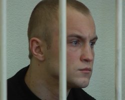 Был у нас такой же футболист(Владислав Пискун), правда людей не бил. Была у него другая слабость. Мотался на своей тачке по городу без соблюдения правил и на огромной скорости. Закончилось это смертью молодой женщины с двумя детьми, которая спокойно шла по тротуару.  Посадили его на 9 лет ( отсидел 4,5), но людей не вернешь.