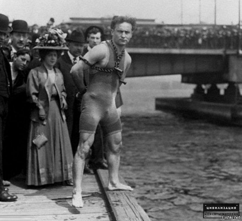Гарри Гудини готовится к трюку в Бостоне. 1906 год