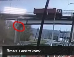 Вот в это место смотреть надо, красным выделил. Состояние бетона, арматуры. В этом месте у моста тепловой шов должен быть. Из него вода должна отводиться, чтобы не попадала на железобетонные конструкции. А судя по тому, что в первую очередь здесь отломилось, там все сгнило.