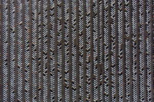 Каждый год производители автомобилей выпускают огромное количество машин, которые никто никогда не купит.

Потому что если вдруг спрос превысит ожидания, ущерб от дефицита машин у автодилеров будет больше, чем от перепроизводства.