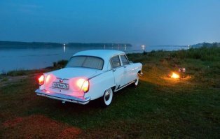 Мини-отель из старого фургона припаркованный на улицах Нью-Йорка