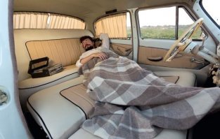 Мини-отель из старого фургона припаркованный на улицах Нью-Йорка