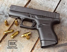 1939 написано! А у нее на ноге пистолет компании которая была основана в 1963 году, а сама модель и вовсе 2000-х уже!