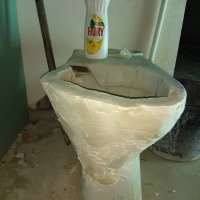 Думаю, это временная мера на время ремонта  Видимо, не захотели ставить новый унитаз пока не закончат основные ремонтные работы - решили перетерпеть
