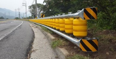 с точки зрения проектировщиков и град.строй.совета - последние обосрались, так как надо заботиться о безопасности участников движения. Бочки или смягчающие преграды необходимы.