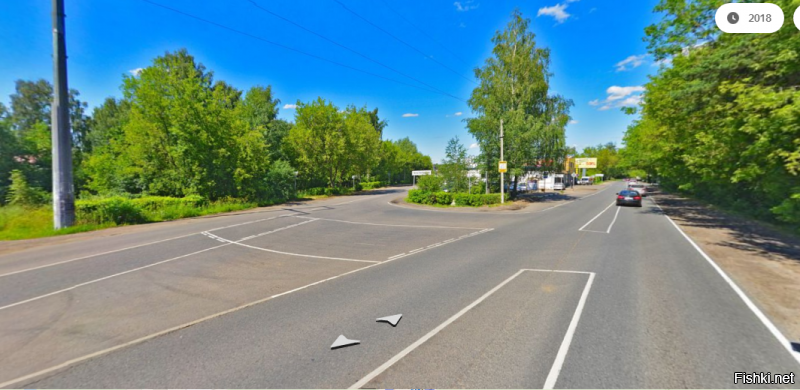 В этом случае хорошо если они хотя бы видимо сидят, в этом случае опыт подсказывает что надо проехать как по учебнику. Гораздо хуже если спрятались. Вот пример где они часто пасутся, например, и смотря за теми кто с дороги (слева) выворачивает на главную что прямо идёт.