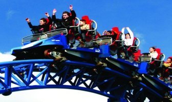 Вот кто знает: зачем они руки вверх поднимают?