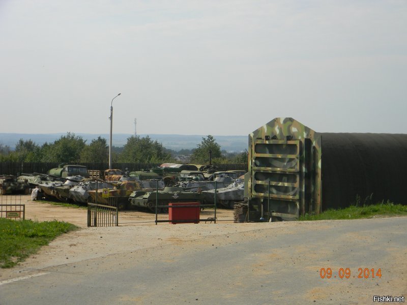 добавлю
Много интересного, все можно трогать и даже можно было за 5000 прокатиться на танке
PS фото с буквами СССР не является призывом к чему либо....