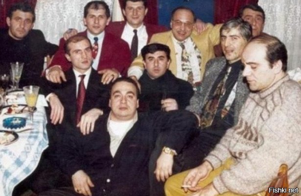 "Эксперты сходятся во мнении, что причины столь массовой «экспансии» воров в законе из Грузии сугубо внутренние   страна, ставшая «кузницей кадров» для преступных авторитетов, сама же их и взрастила. Вор в законе Джаба Иоселиани, приведший к власти Эдуарда Шеварднадзе, и одно время занимавший пост второго лица в государстве, сидел с 1943 года. В период его властвования Грузия предельно криминализировалась. Пожалуй, во многом именно грузинские «законники» сыграли роль и в нивелировании прежних воровских понятий   не иметь дома и семьи, обязательно периодически сидеть в тюрьме и из нее рулить преступным миром. Грузинские воры шиковали на полную катушку   умопомрачительные дворцы, свои люди во власти  Кстати, «лаврушников» или «апельсинов»   воров в законе, купивших статус за деньги, среди выходцев из Грузии также больше всего. «Звание» это недешево   за него платят до миллиона у.е.
Появление на российском криминальном «небосклоне» воров в законе грузинского происхождения и активная их деятельность на территории РФ во многом объясняется довольно просто: широкие просторы матушки Руси предоставляют большие возможности для разного рода преступной деятельности, здесь крутятся огромные деньги. В Грузию же местным «законникам» дорога заказана   они смертельно боятся экстрадиции. Как и все кавказцы, выходцы из Грузии предпочитают держаться вместе, кланово, они привыкли отстаивать свои интересы сообща. Поэтому грузинские воры в законе и наиболее заметны. Еще с советских времен у них наработаны связи в различных российских структурах, начиная от властных и заканчивая правоохранительными. Грузинские «законники» пытаются обосноваться и укрепить преступные связи и в европейских странах   везде, куда их заносит судьба. Кроме Грузии. Саакашвили там давно не в фаворе, а принятый при нем закон относительно воров в законе продолжает действовать."