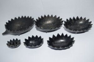 Это не просто пепельница! Этонесколько пепельниц вставленных одна в одну, от самой маленькой до самой  большой