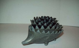 Это не просто пепельница! Этонесколько пепельниц вставленных одна в одну, от самой маленькой до самой  большой