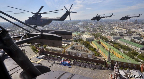 Наши над красной площадью? А ваши не в Киеве часом? Самолеты летят в полукилометре от площади.