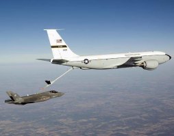 У америкосов две системы дозаправки, штанга и шланг-конус.  Штанга в ВВС, шланг-конус в ВМС.  Здесь странный гибрид, к штанге танкера ВВС прилепили шланг с конусом для морских самолётов.