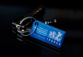 В московском метро уже больше года продаются браслеты, кольца и брелоки, по ним можно платить в метро и наземном транспорте. У меня был браслет, удобно, конечно. Но рука, сука, потеет. Я его племяннику отдал.