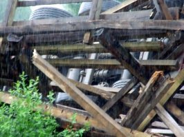 Повторно, но уже с фотками...
Я был там через несколько часов после аварии. Ехал с той же стороны - от Архангельска.
У деревни Солза стоит БОЛЬШОЙ предупреждающий Плакат, что мост на 3,5 тонны, и водитель не мог его не видеть. Другой вопрос как он вообще смог доехать до моста ...
Мы преодолели речку вброд, ниже по течению. Нас предупредили об аварии 3 встречных машины, и посоветовали как проехать в брод.