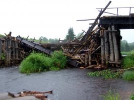Повторно, но уже с фотками...
Я был там через несколько часов после аварии. Ехал с той же стороны - от Архангельска.
У деревни Солза стоит БОЛЬШОЙ предупреждающий Плакат, что мост на 3,5 тонны, и водитель не мог его не видеть. Другой вопрос как он вообще смог доехать до моста ...
Мы преодолели речку вброд, ниже по течению. Нас предупредили об аварии 3 встречных машины, и посоветовали как проехать в брод.