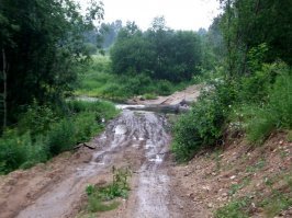 Повторно, но уже с фотками...
Я был там через несколько часов после аварии. Ехал с той же стороны - от Архангельска.
У деревни Солза стоит БОЛЬШОЙ предупреждающий Плакат, что мост на 3,5 тонны, и водитель не мог его не видеть. Другой вопрос как он вообще смог доехать до моста ...
Мы преодолели речку вброд, ниже по течению. Нас предупредили об аварии 3 встречных машины, и посоветовали как проехать в брод.