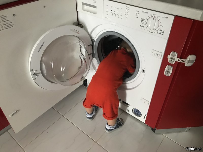 Мой младший затеял стирку :)
